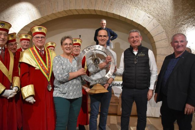 Coupe Perraton 🏆 ! 
2024 est l’année des 100ans de la famille Greuzard au Château de la Greffière. Une année bien arrosée de vins🍾 pour notre jubilé, mais aussi de pluie 🌧️ par une météo très capricieuse. Ça a donc été une année de labeur intense 💪 à la Vigne 🌱 puis à la cave 🍇, malgré les conditions extrêmes, notre Mâcon La Roche Vineuse 2024 a été élu meilleur Vin de Mâcon à la Saint Vincent. Nous sommes fiers de notre équipe 🤩 #chateaudelagreffiere #vinsmacon #saintvincent #vin #bio #vinbio #maconlarochevineuse #LaRocheVineuse #coupeperraton #chardonnay #teamwork
