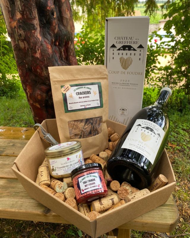 🎀 FÊTE DES MÈRES 🎀
Et si cette année, vous lui offriez un cadeau gourmand et local ?
🎁 Un coffret 100% personnalisable, à composer selon vos envies avec :
🍷 Nos vins
🧀 Des produits du terroir
💘 Zoom sur notre cuvée "Coup de Foudre" 💘 Disponible uniquement en magnum,
et qui accompagne à merveille tous vos plats — de l’entrée au dessert 🍽️
🍷 Le coup de cœur du sommelier Fabrice Sommier,
avec qui nous avons eu le plaisir de collaborer pour cette cuvée unique.
💚 Le petit + qui fait toute la différence :
100% des bénéfices sont reversés à l’association "Vaincre la Mucoviscidose"
pour soutenir la recherche.
📍 Venez composer votre coffret en boutique 📍
#fetesdesmeres #cadeau #paniergourmand #vins #produitslocaux #fabricesommier  #Coupdefoudre #Vaincrelamucoviscidose #Viradesdelespoirdechagny #Mâconnais #chateaudelagreffiere @chateau_de_la_greffiere  @vaincrelamuco @la_fabriquedesarah @fabricesommier